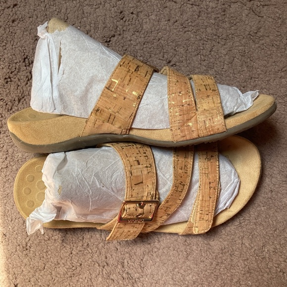 Women’s VIONIC tan gold flecked sandals size 7W or 7 Wide. - Picture 2 of 9